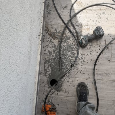 כלי עבודה וצינור על רצפה עם חור