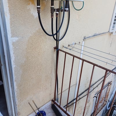 צינורות מים מחוברים לדוד על קיר חיצוני