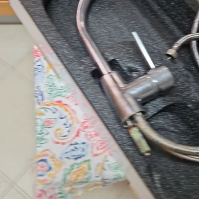 ברז וכלי עבודה בתחום האינסטלציה