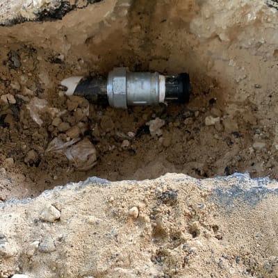 חיבור צינור במערכת אינסטלציה בקרקע