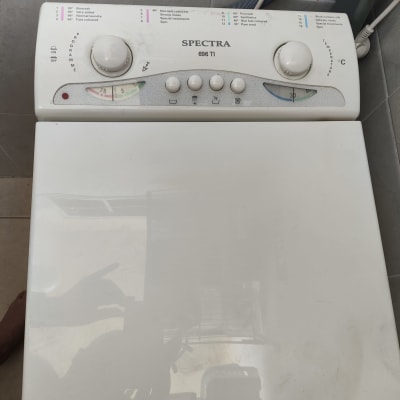 מכונת כביסה עם כפתורים ותצוגה