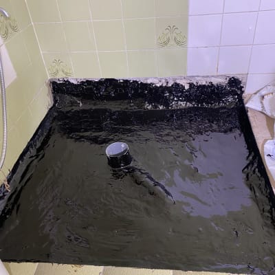 איטום רצפת מקלחת עם חומר שחור