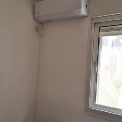 מזגן מותקן על קיר ליד חלון