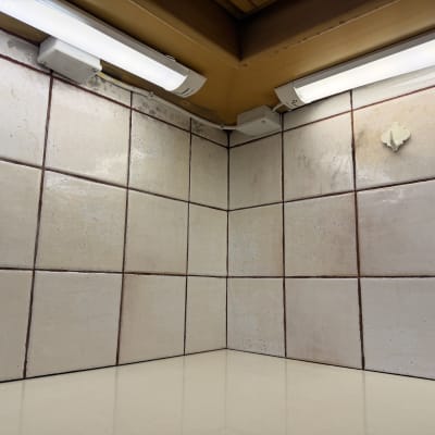 התקנת גופי תאורה ליניאריים מתחת לארונות מטבח מעל משטח העבודה
