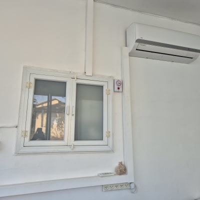 מזגן מותקן על קיר עם שקעים חשמליים