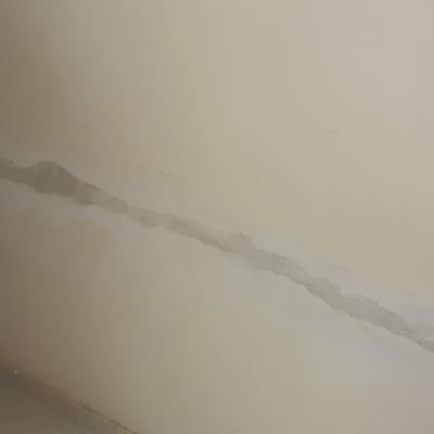 קיר עם סימני תיקון ושקע חשמלי