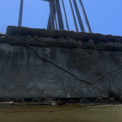 חלק מבנה עם חוטי ברזל בשימוש בעבודות גובה