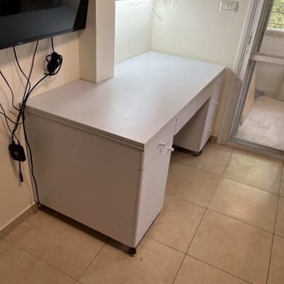 שולחן עבודה לבן עם מגירות וגלגלים