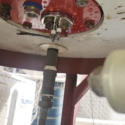 חיבורים חשמליים על לוח מתכת אדום