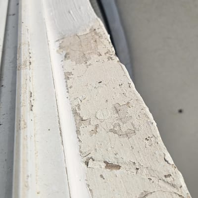 חלון עם צבע מתקלף ואיטום בלוי