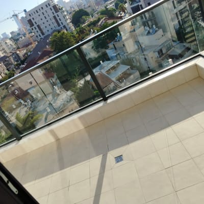 מרפסת נקייה עם נוף עירוני ובניינים