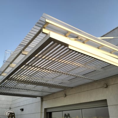 פרגולה מתכתית עם גג שקוף למחצה