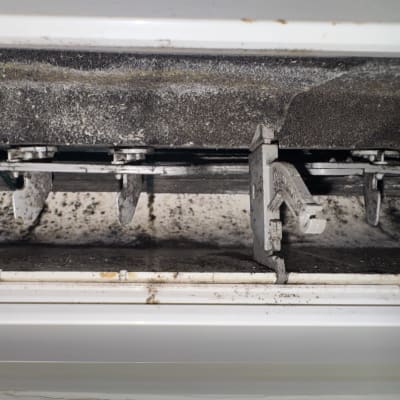 חלק פנימי של מזגן עם לכלוך ועובש