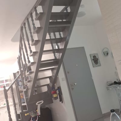 גרם מדרגות עץ עם מעקה מעוצב