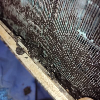 סליל מזגן מלוכלך עם הצטברות לכלוך