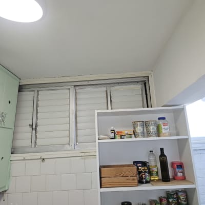 תריסים במטבח עם מדף מלא מוצרים