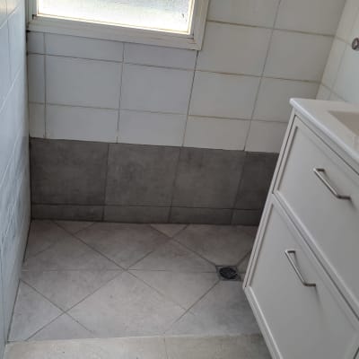 חדר אמבטיה עם אריחים וכיור לבן