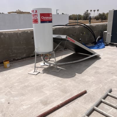 דוד שמש ולוח סולארי על גג מרוצף