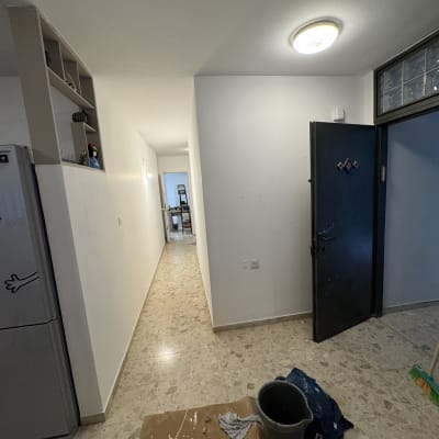 כלי עבודה לצביעה במסדרון עם דלי ומטאטא