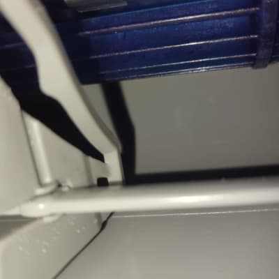 חלק פנימי של מזגן עם רכיבים מכניים