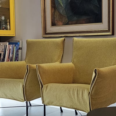 שני כיסאות מרופדים בצבע צהוב עם רגלי מתכת