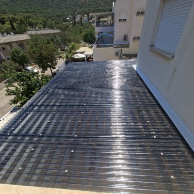 גג פלסטיק שקוף על מבנה ליד עצים