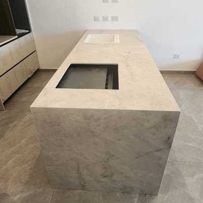 משטח שיש עם כיור מובנה במטבח מודרני