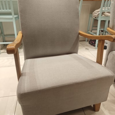 כיסא מרופד עם ידיות עץ במטבח ביתי