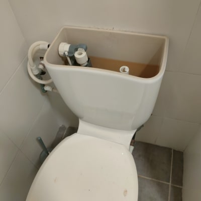 מיכל הדחה פתוח עם צינורות וחלקים פנימיים