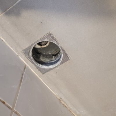 פתח ניקוז ברצפת אריחים