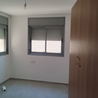 חלונות עם תריסים סגורים בחדר ריק