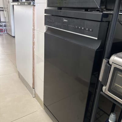 מדיח כלים שחור במטבח עם ארונות ומכשירים נוספים