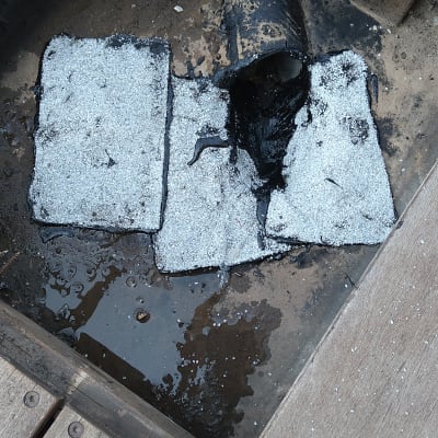 חומרי איטום על רצפה עם מים