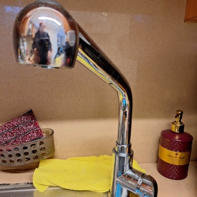 ברז מטבח עם ידית מתכת מבריקה