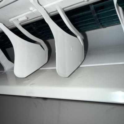 תריסי מזגן לבנים עם חלקים פנימיים גלויים