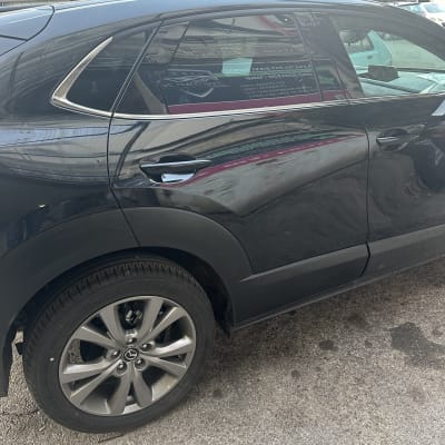 רכב שחור עם גלגלים וחלונות כהים