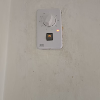 תרמוסטט קיר עם כפתור הפעלה מואר