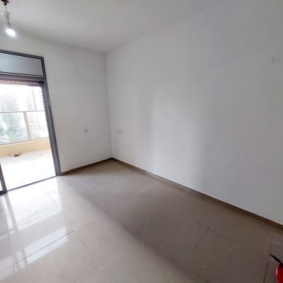 חדר ריק עם רצפת אריחים ותאורה פשוטה