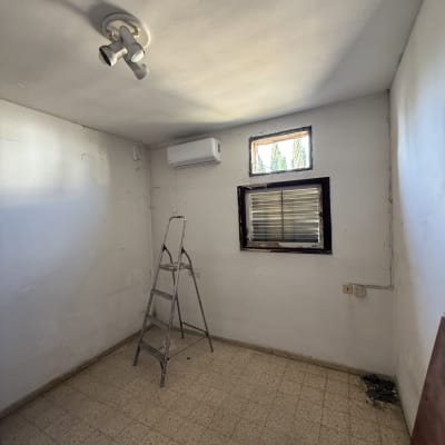 חדר עם מזגן מותקן וסולם מתכת