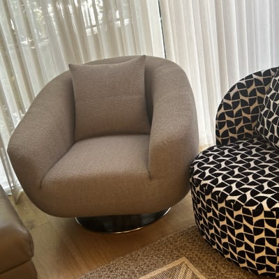 כורסאות מרופדות עם כריות על רצפת עץ