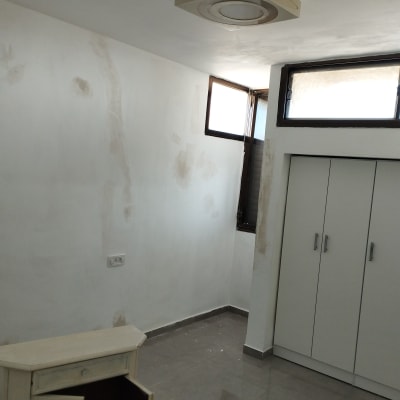 קירות צבועים בלבן עם תיקוני צבע נראים