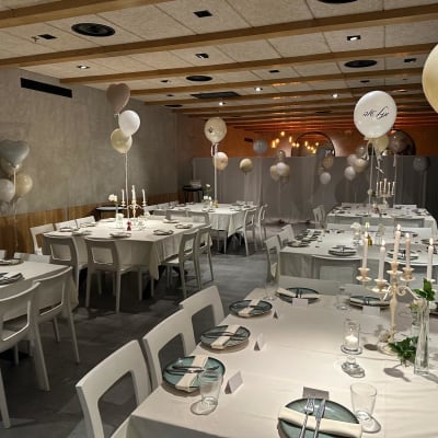 שולחנות ערוכים עם בלונים ונרות לאירוע עיצוב