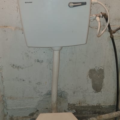 אסלה עם מיכל הדחה וצינורות חיבור