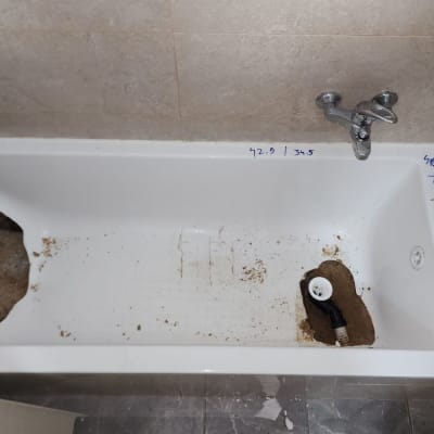 אמבטיה עם חורים ותיקונים, ברז מותקן