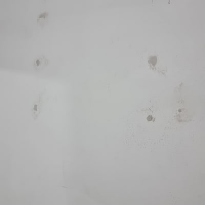 קיר עם חורים שנקדחו