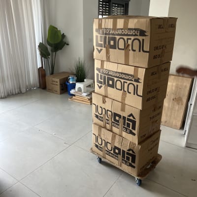 ארגזים על עגלה בחדר עם וילונות וצמח