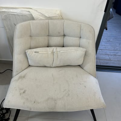 כיסא עם כתמים לפני ניקוי