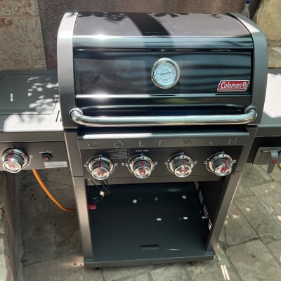 גריל גז קולמן עם כפתורי שליטה ומד חום