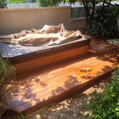 דק עץ בגינה עם כיסוי על רהיט