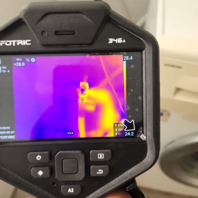 מד חום תרמי ביד של אדם